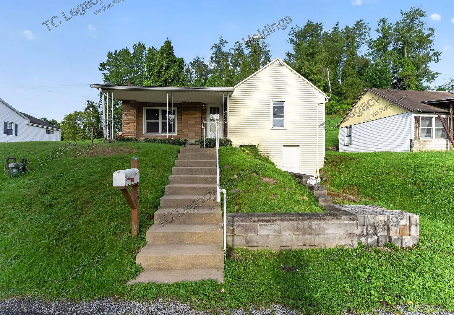 2 bed, 1.0 bath, 799 sqft, $1,050 — Photo 3