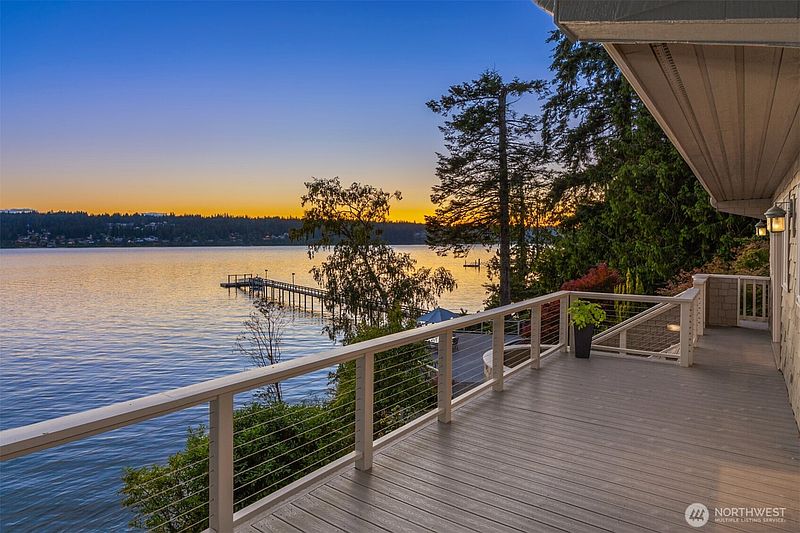 3rd image of 5858 Crystal Springs Drive NE