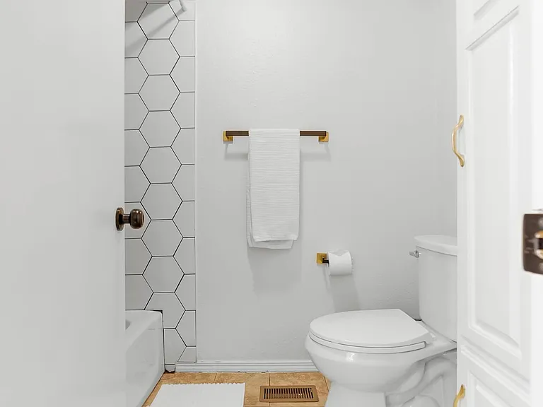 Full Bathroom #2