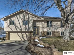 1840 Victoria Cir, Papillion, NE 68046