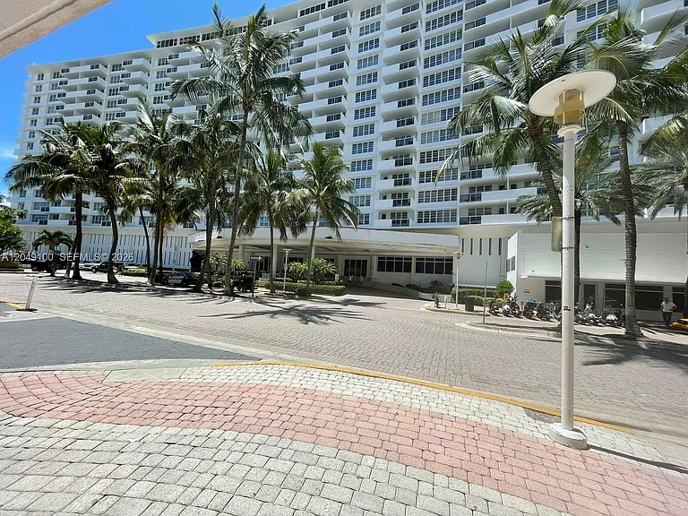 100 Lincoln Rd #909 — Photo 37