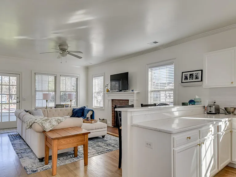 1321 Holden St #A — Photo 8