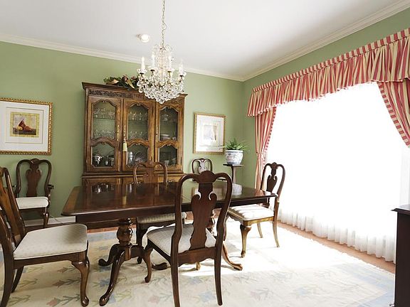 Formal dining area (12x14)just off the entry with crown molding, large picture window and designer colors.