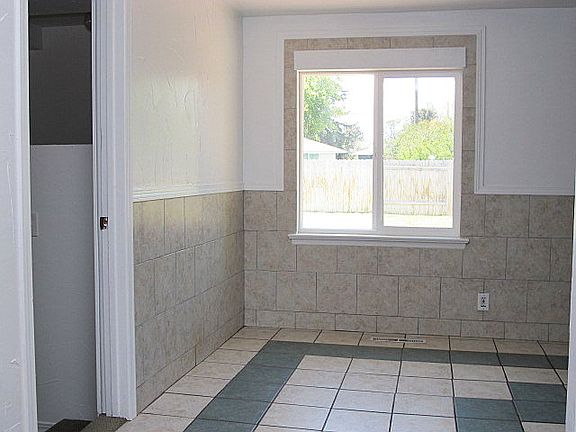 5th image of 1040 Cathryn Ave