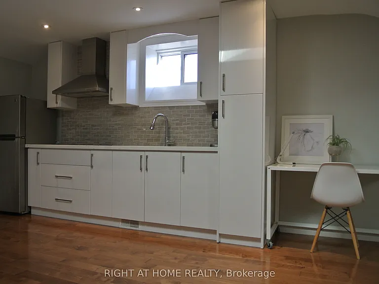 1088 Pearson Dr — Photo 3
