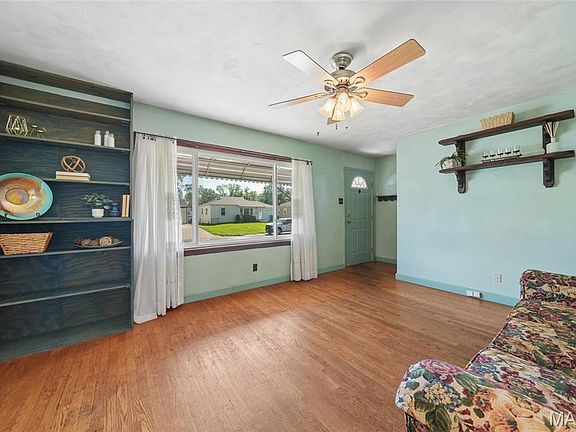 4th image of 831 Loekes Dr