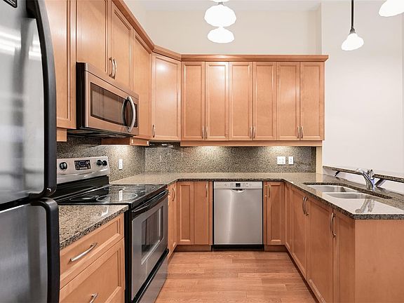 4th image of 1602 Quadra St #203
