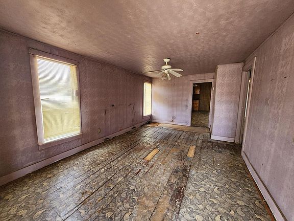 4th image of 305 N Avenue O