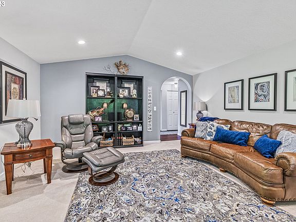 5th image of 621 Shahala St E