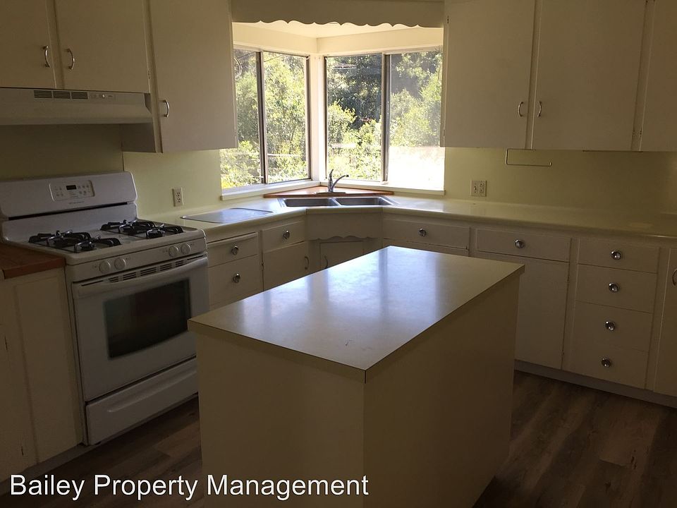 2nd image of 809 Browns Valley Rd