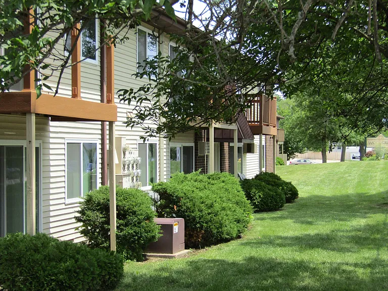 Woodcrest Apartments — Photo 12