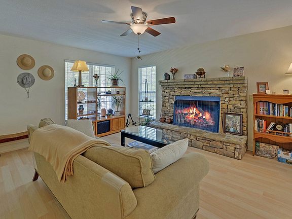 3rd image of 202 Dove Ln