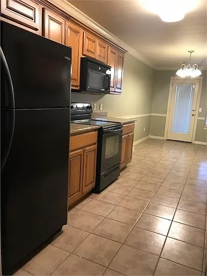 824 Oakwood Ct — Photo 9