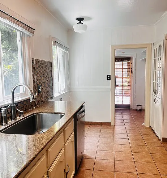 153 N Irving Blvd — Photo 10