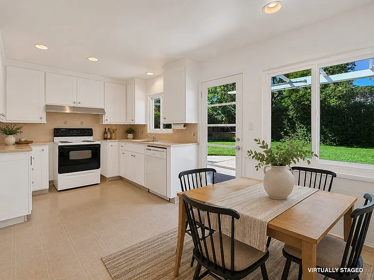 950 Olive St — Photo 10