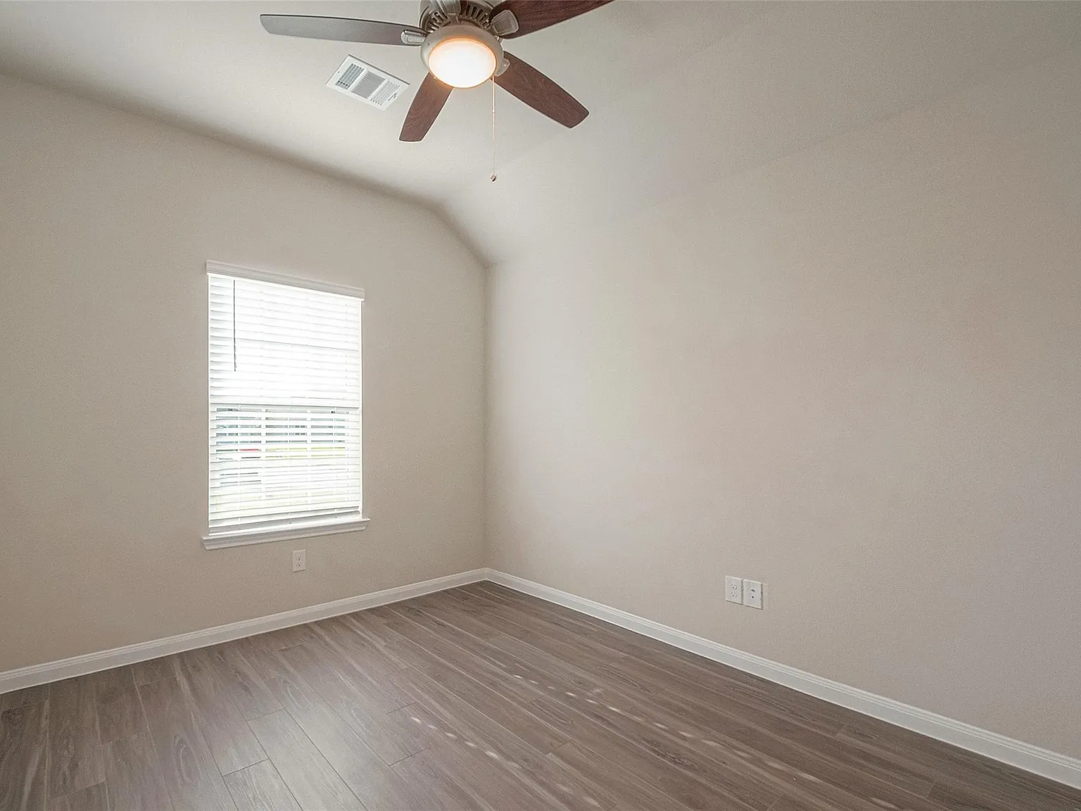3 bed, 2.5 bath, 1750 sqft, $2,300 — Photo 4