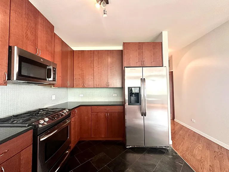 1635 W Cortland St #301 — Photo 7