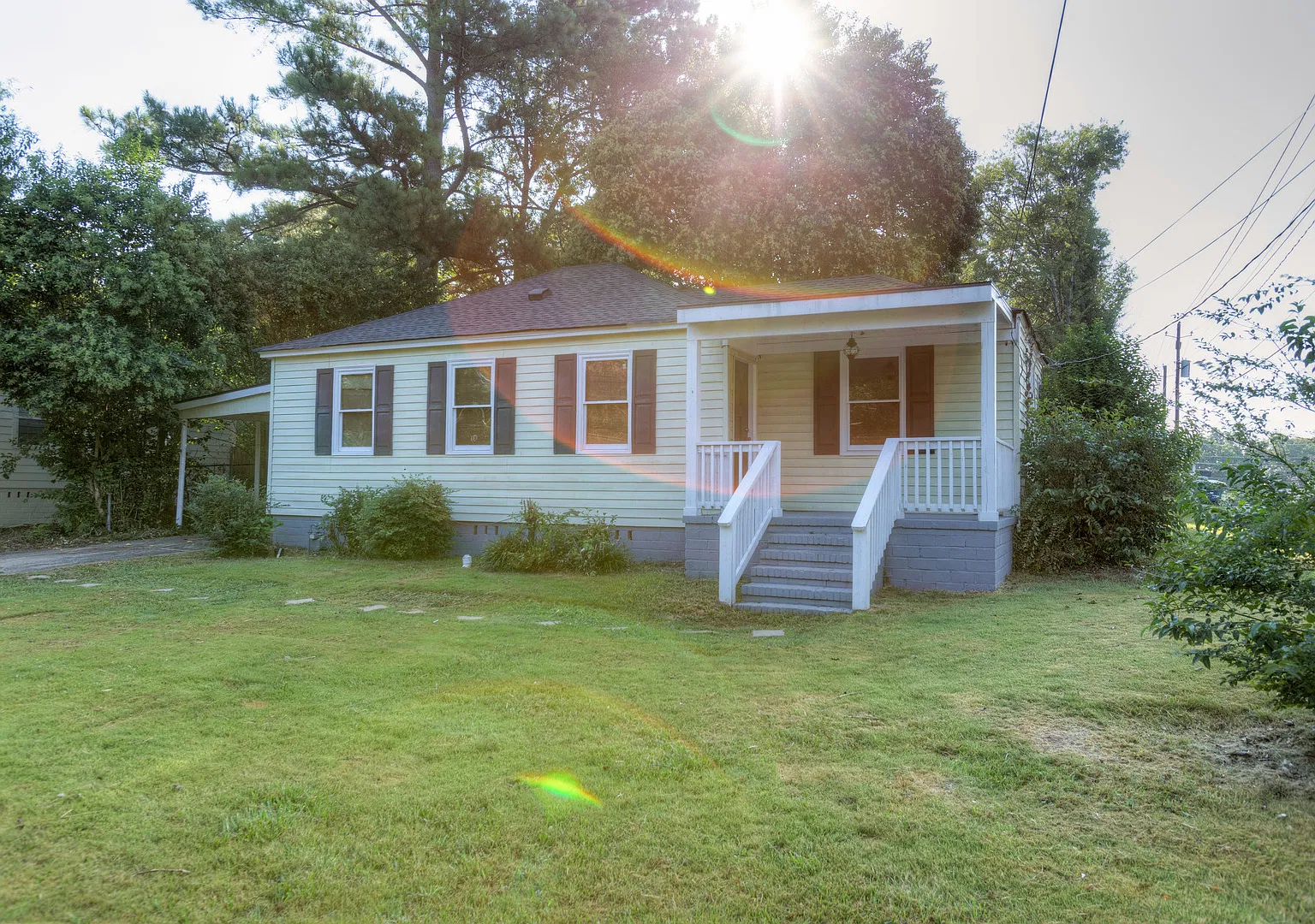 Charming House off Hawthorne Ave! — Photo 1