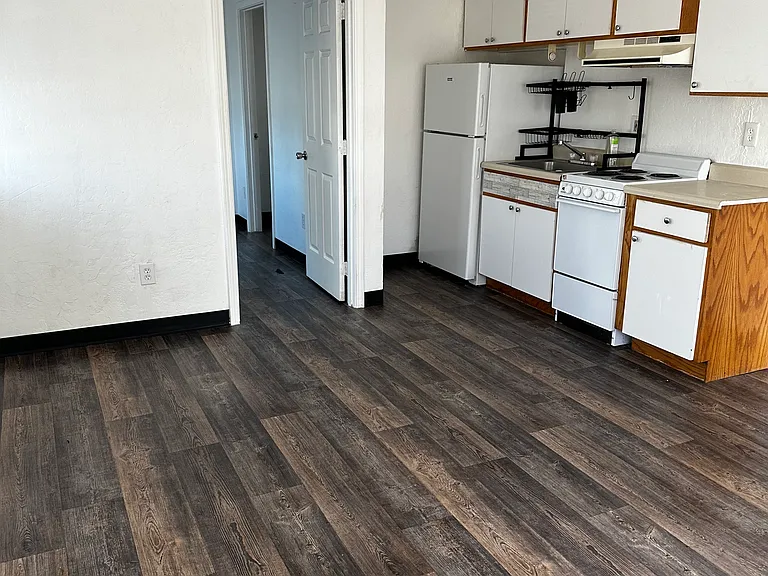 114 E 11th St #B — Photo 3