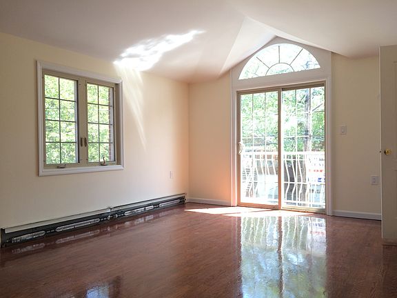 2nd image of 942 E 58th St