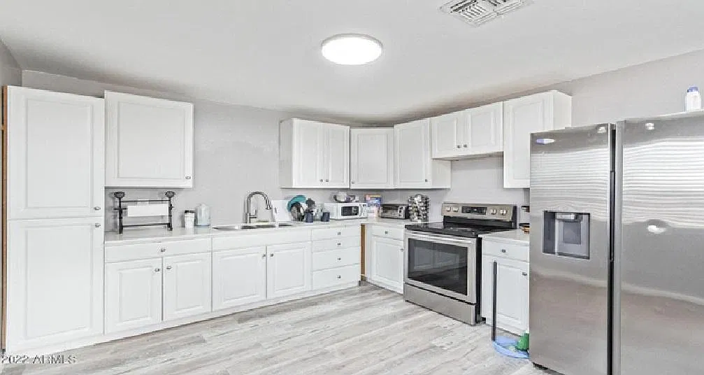4 bed, 2500 sqft, $2,400 — Photo 3