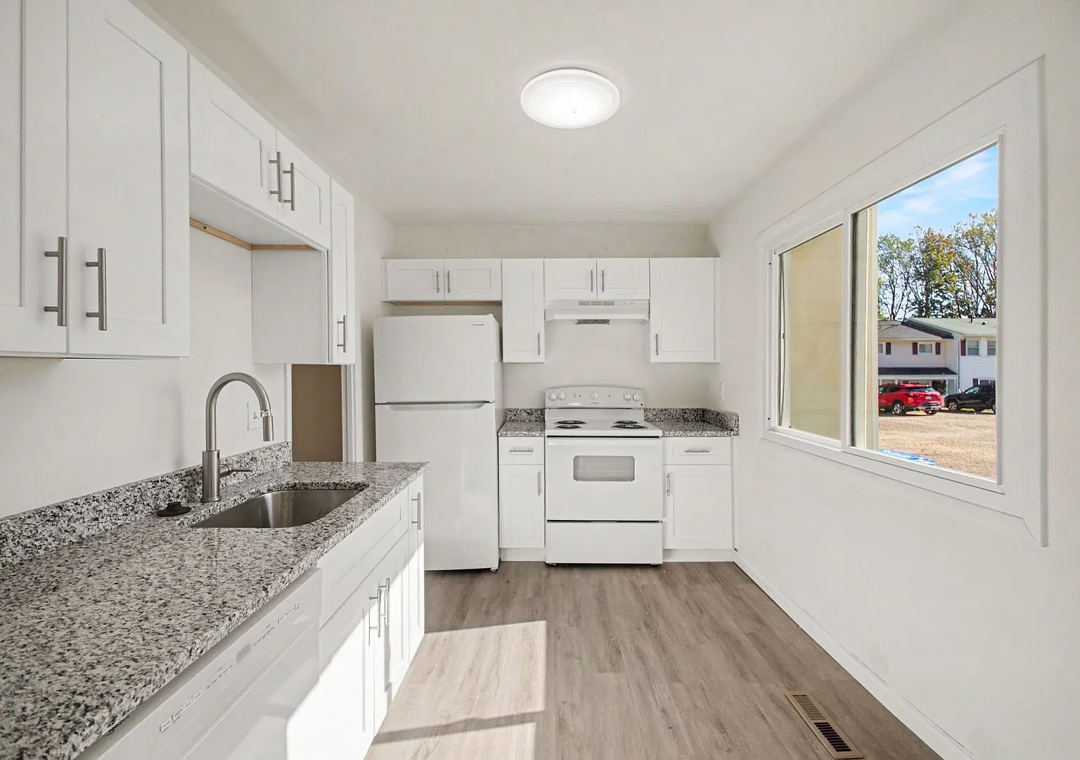 Remodeled Three level Town home — Photo 2