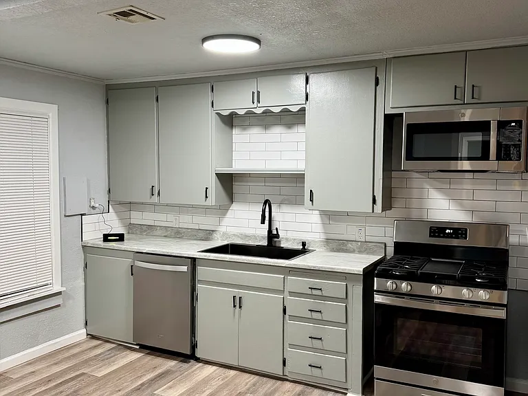 2040 E Woodrow St — Photo 15