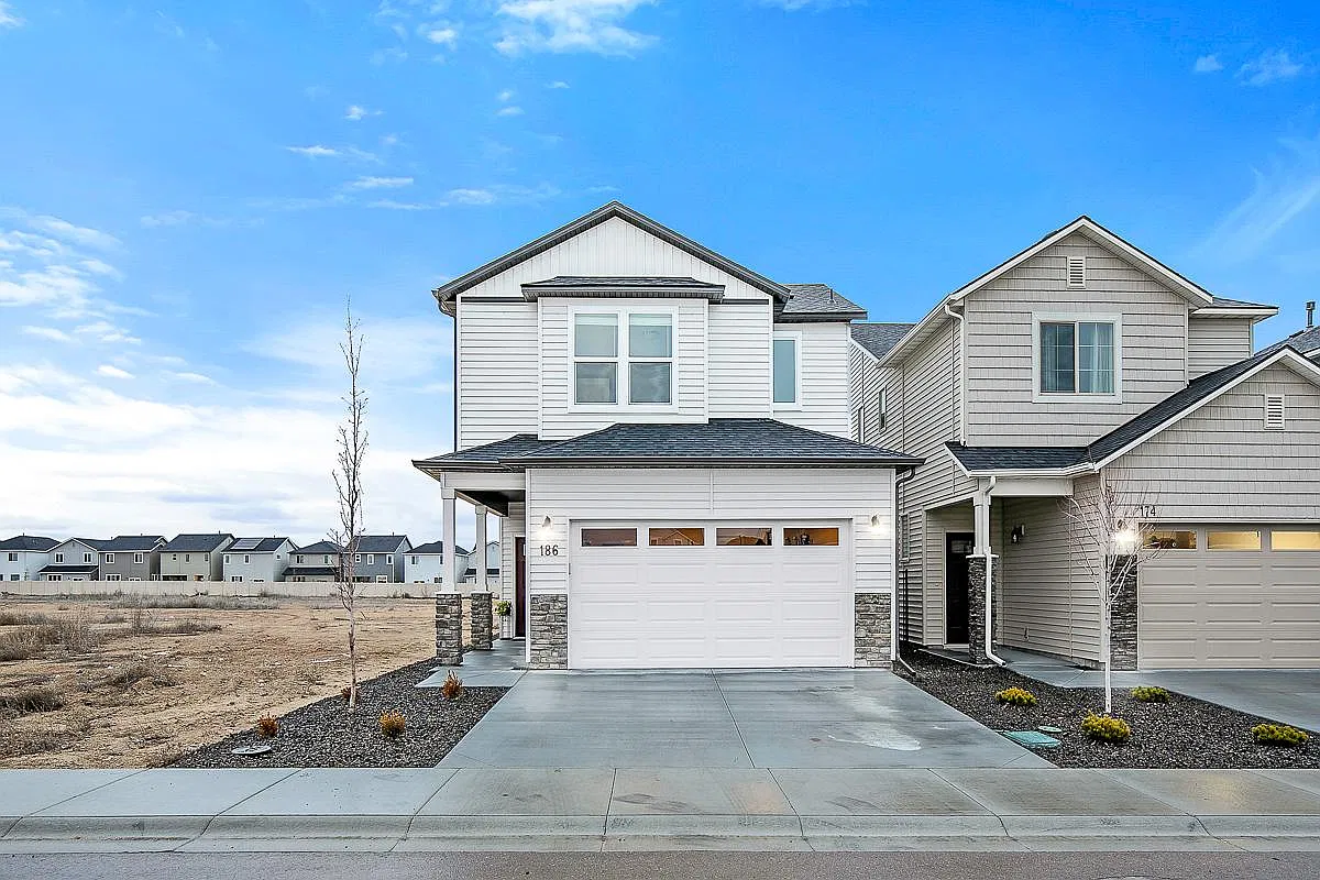 3 bed, 2.5 bath, 1829 sqft, $2,400 — Photo 2
