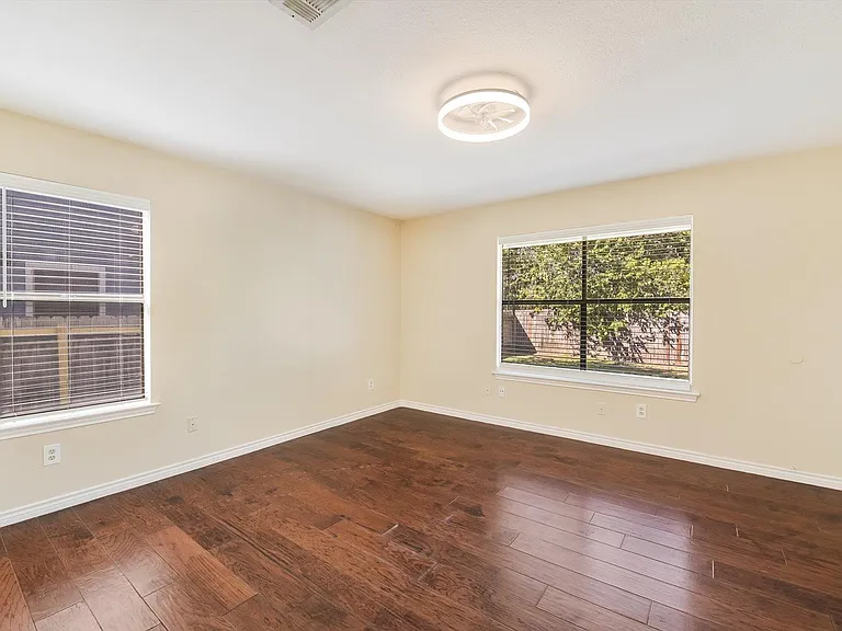 6808 Luckenbach Ln — Photo 12
