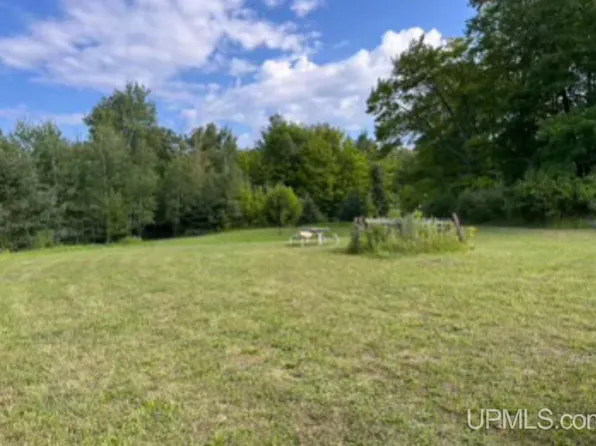 N6770 Connors Rd, Munising, MI 49862