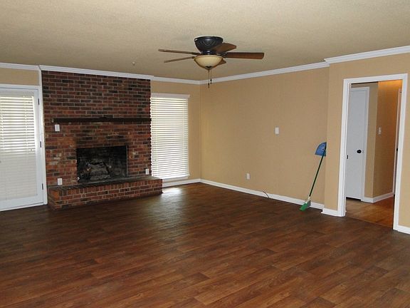 Living Room Fire place with Gas Logs