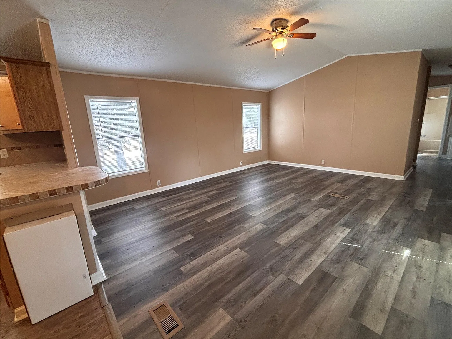 3 bed, 2.0 bath, 1150 sqft, $1,300 — Photo 2