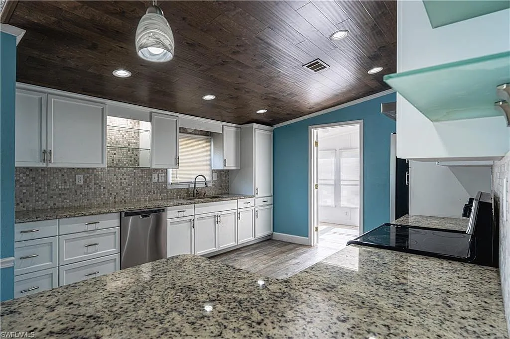 3 bed, 2.0 bath, 1404 sqft, $1,950 — Photo 3