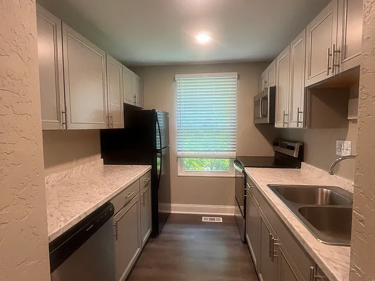 127 Old Meadow Rd — Photo 3