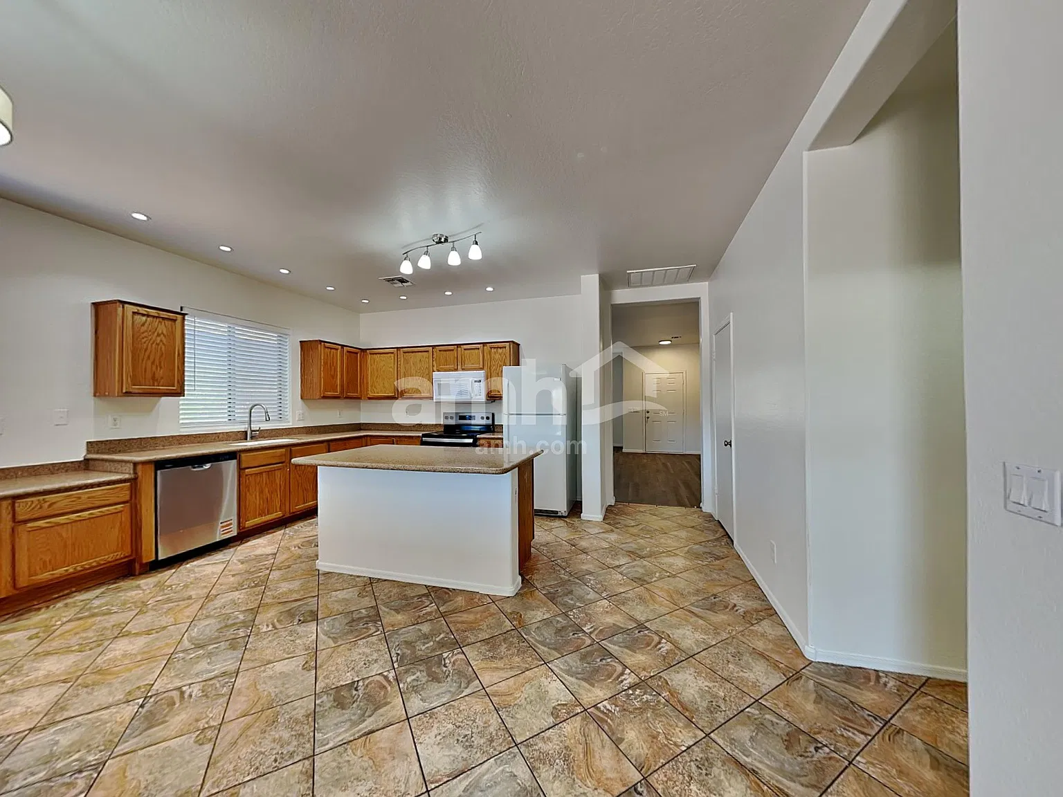 3 bed, 2.0 bath, 2117 sqft, $2,275 — Photo 4