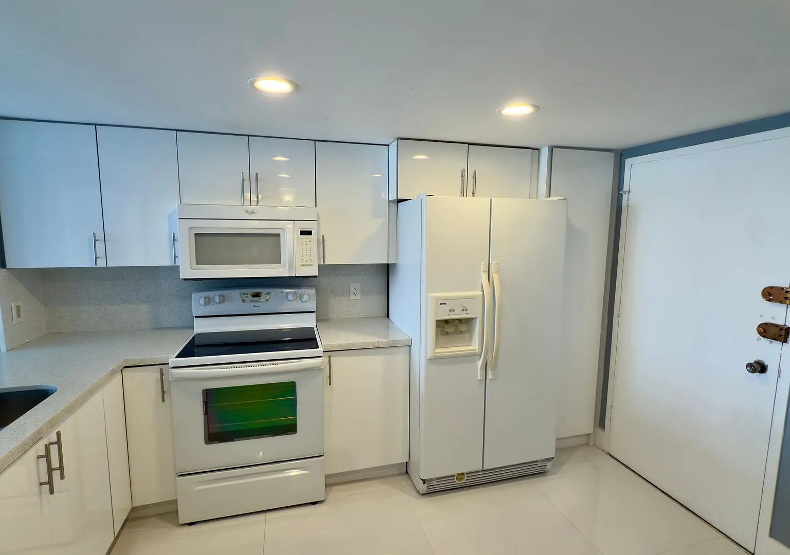 Spacious One Bedroom Two Bath Condo with Parking at Buckley Towers in North Miami Beach — Photo 4