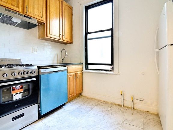 4th image of 2527 Steinway St APT 3R