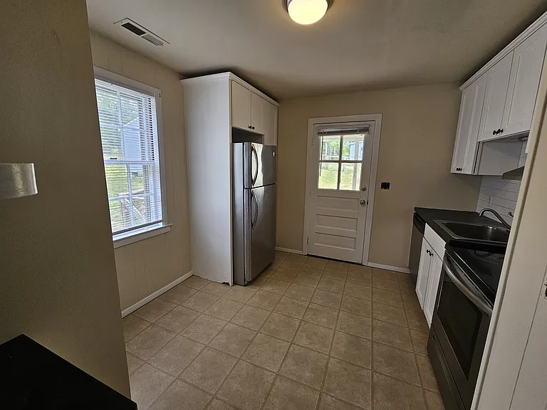 909 Rockland Ave — Photo 8