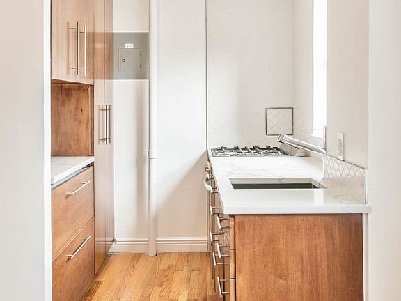 3rd image of 333 E 43rd St APT 1016