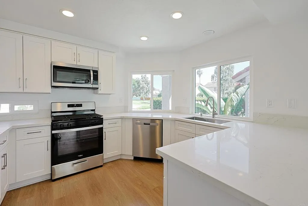 3 bed, 1374 sqft, $3,895 — Photo 1
