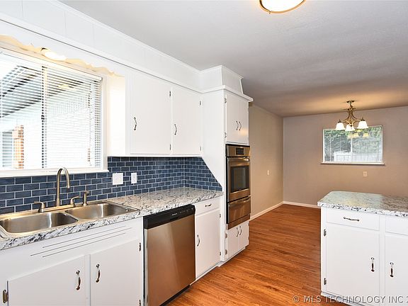 4th image of 511 W Vandalia St