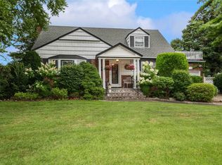 48 Clovelly Dr, Valley Stream, NY 11580