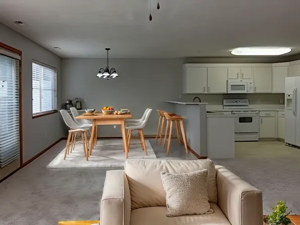 15373 Amy Plz, Omaha, NE 68137