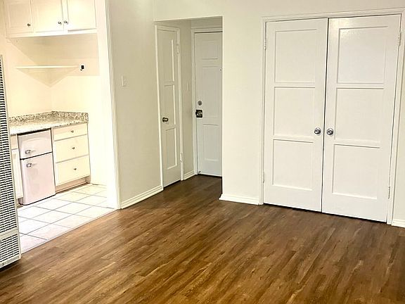 4th image of 236 S Sycamore Ave APT 9
