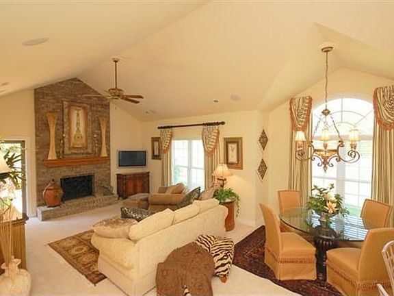 3rd image of 107 Sugartree Ln
