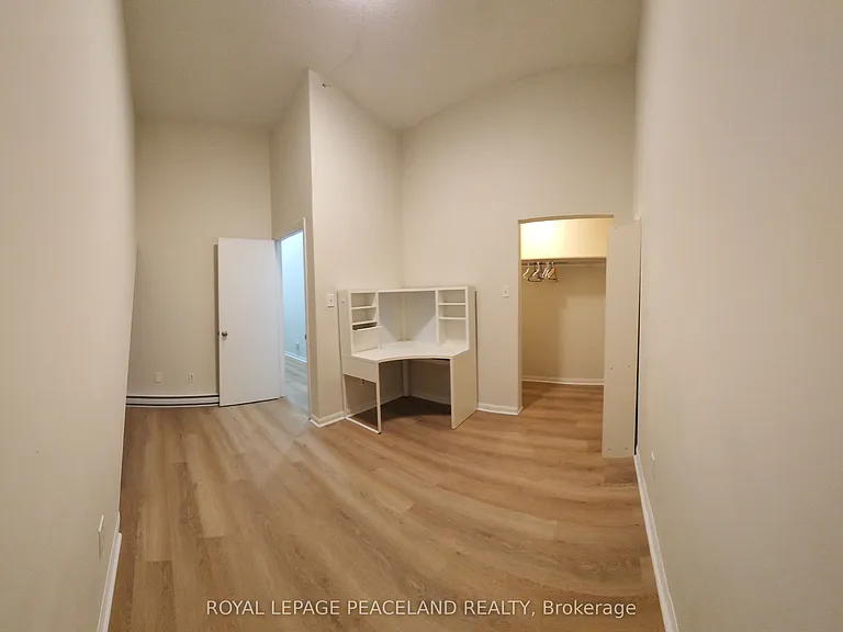 558 Spadina Cres #1 — Photo 6