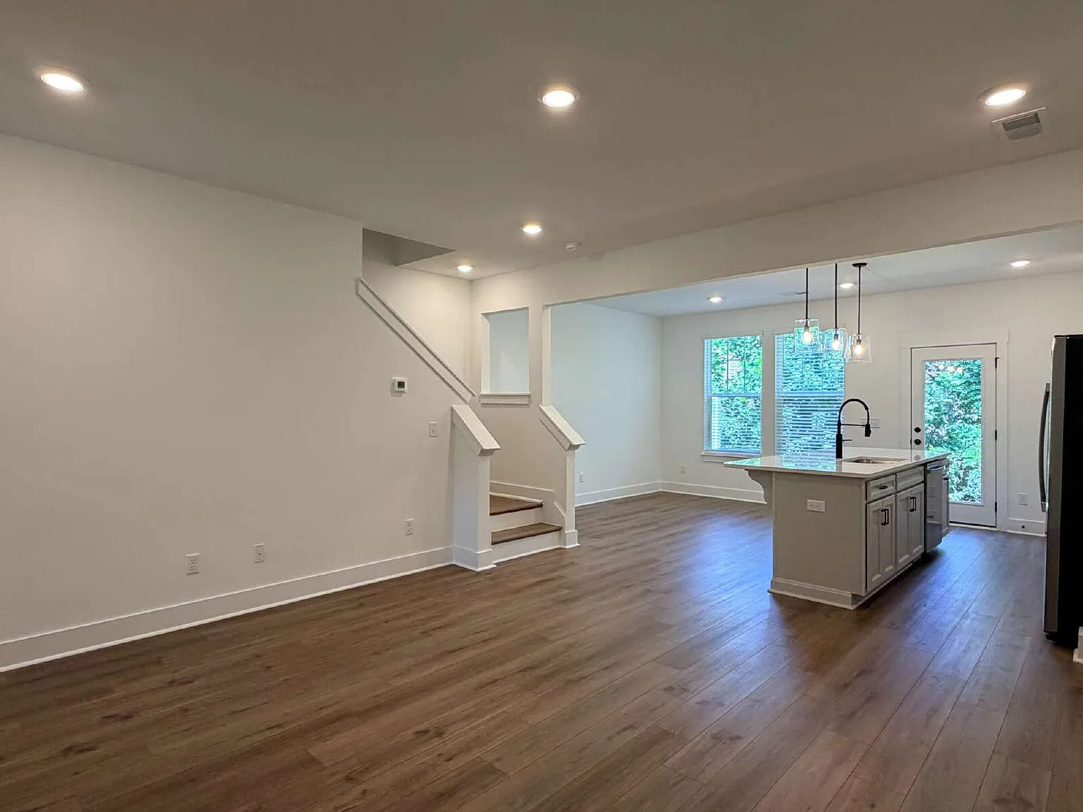 3 bed, 2.5 bath, 1587 sqft, $2,400 — Photo 3