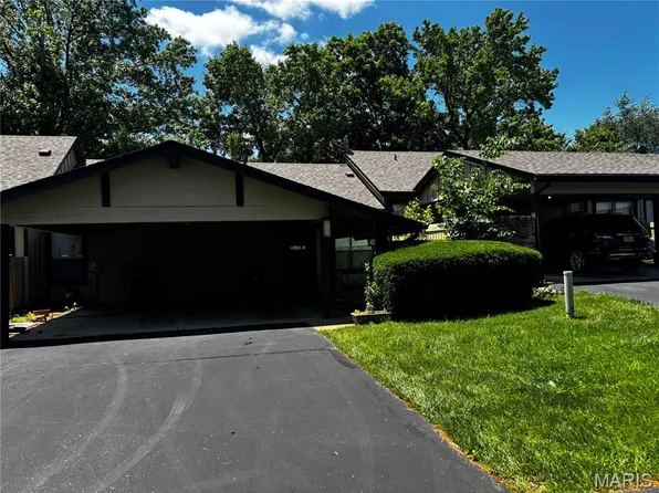 11021 Thousand Oaks Dr, Saint Louis, MO 63136