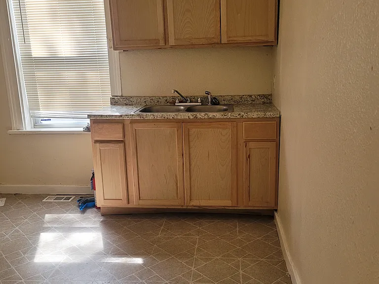 1524 Agnes St — Photo 7