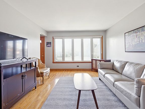 3rd image of 4927 N Clifton Ave